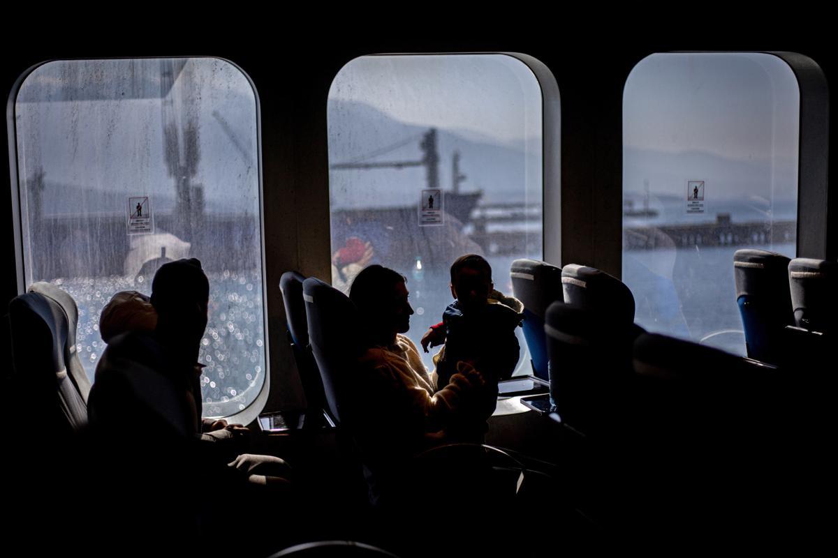 Supervivientes del terremoto descansan en un ferry convertido en un centro de salud improvisado en Iskenderun, provincia de Hatay, Turquía.