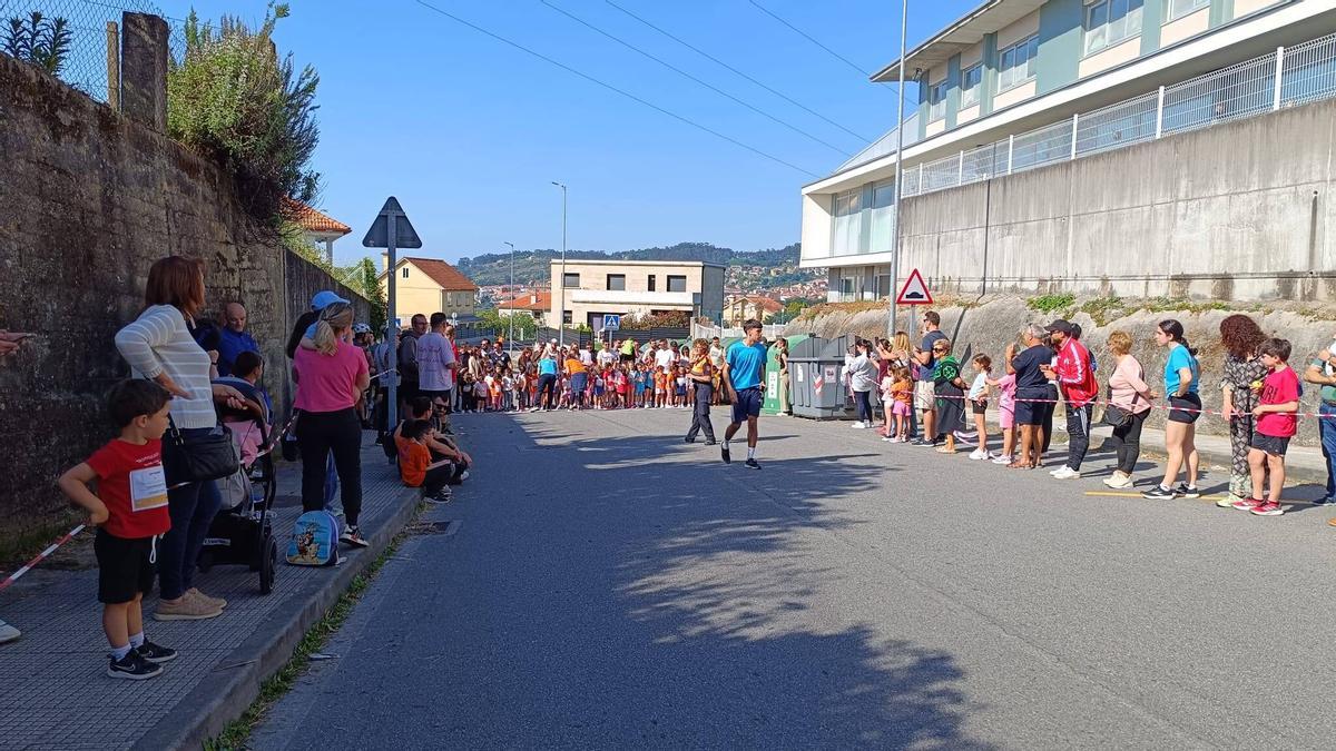 Un momento del Cross Escolar de Castrillón en las inmediaciones del colegio.