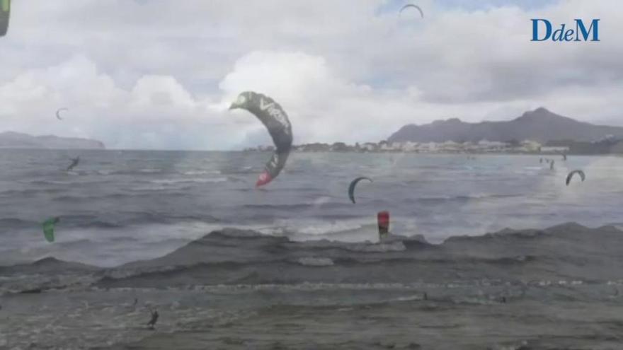 El &#039;kitesurf&#039; toma Alcúdia