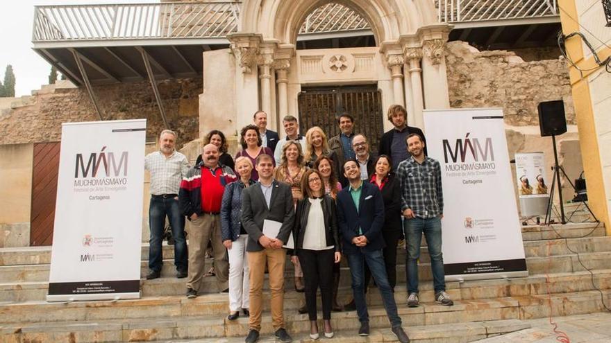 Ana Belén Castejón y los concejales Ricardo Segado y David Martínez junto a los organizadores del Mucho Más Mayo.