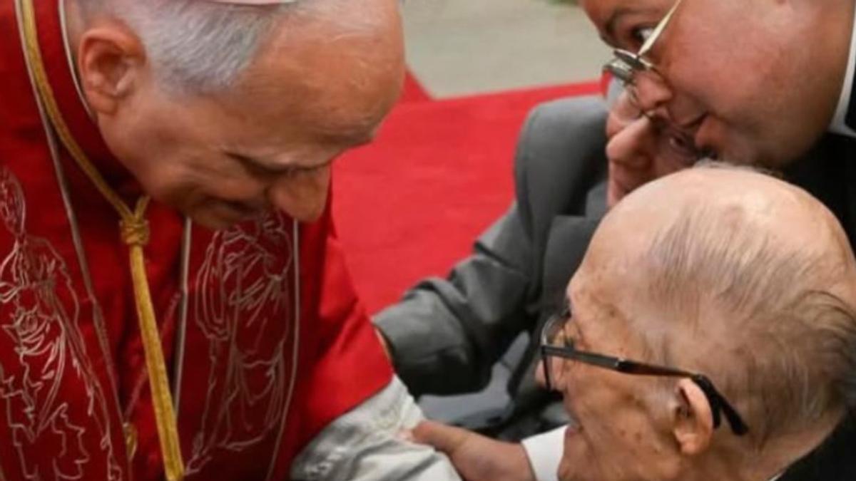 El abrazo entre el papa León XIV y el padre Olegario Peña.