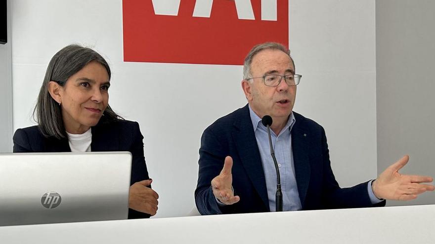 Mercedes Rosón y Xosé Sánchez Bugallo, ayer, en la rueda de prensa en el local de campaña del PSdeG / a.r.