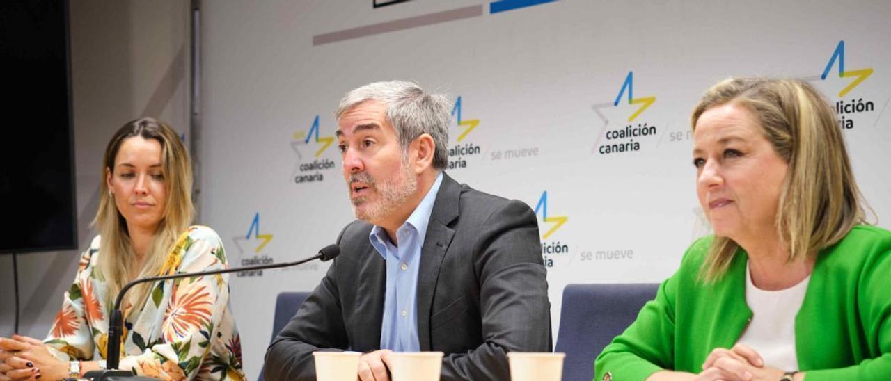 María Fernández, Fernando Clavijo y Ana Oramas explican el acuerdo con el PSOE para los PGE de 2023.