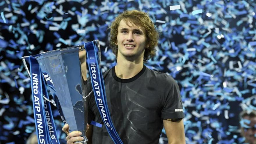 Zverev con su trofeo de la Copa Masters.