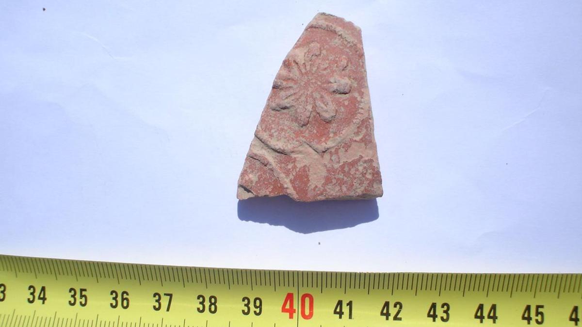 Un resto de una pieza de cerámica hallada por el arqueólogo José Luis Ona en el año 2009.