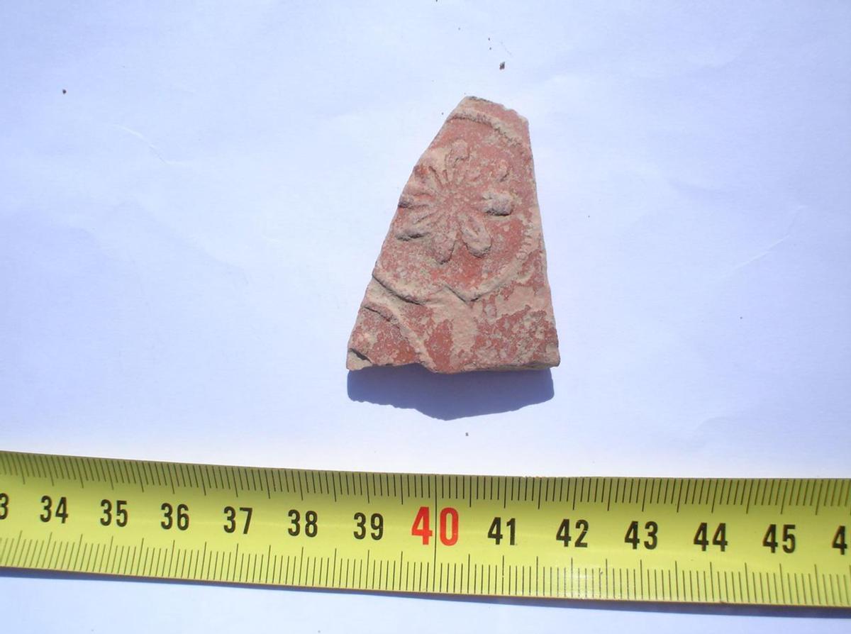 Un resto de una pieza de cerámica hallada por el arqueólogo José Luis Ona en el año 2009.