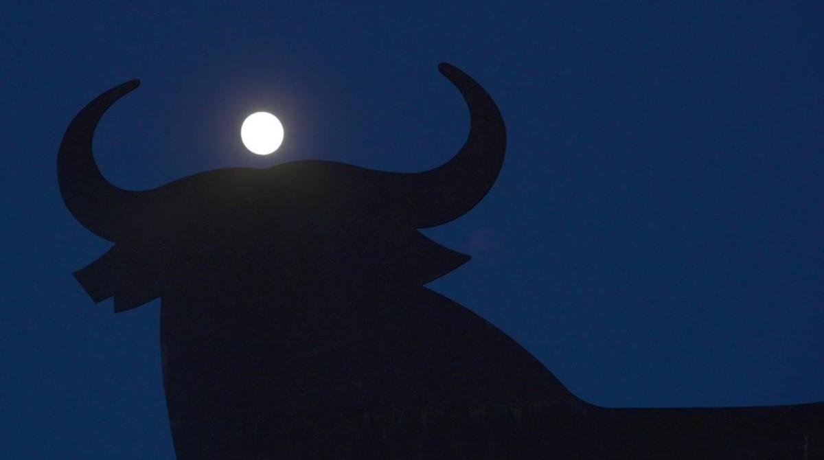 Curiosa imagen de la luna sobre el mitico toro de Osborne en el Puerto de Santa María.