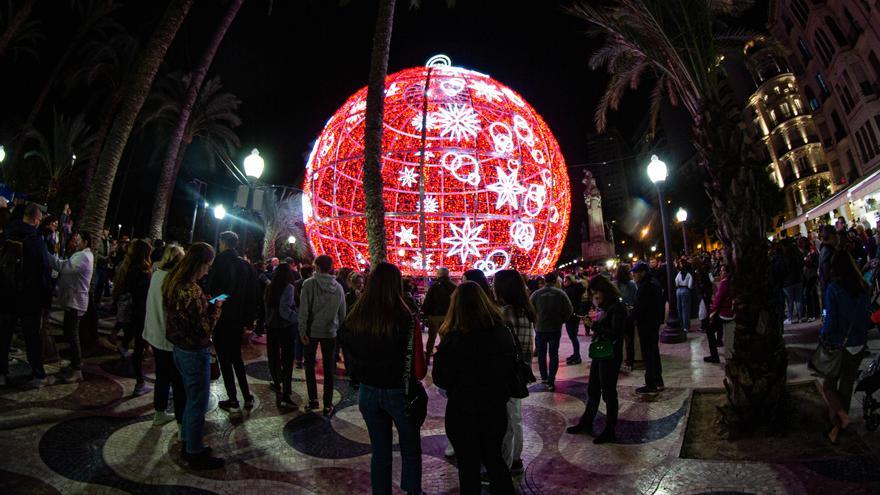 Así ha sido el encendido de la gigantesca bola de Navidad de Alicante