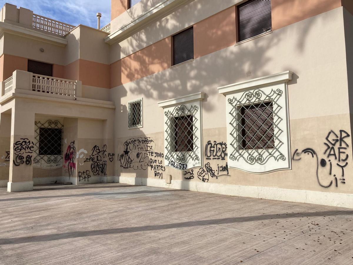 La fachada posterior del rehabilitado edificio de Aduanas, y que centraliza los servicios de la Generalitat en el puerto, repleta de pintadas, en una imagen de este mes de enero de 2025