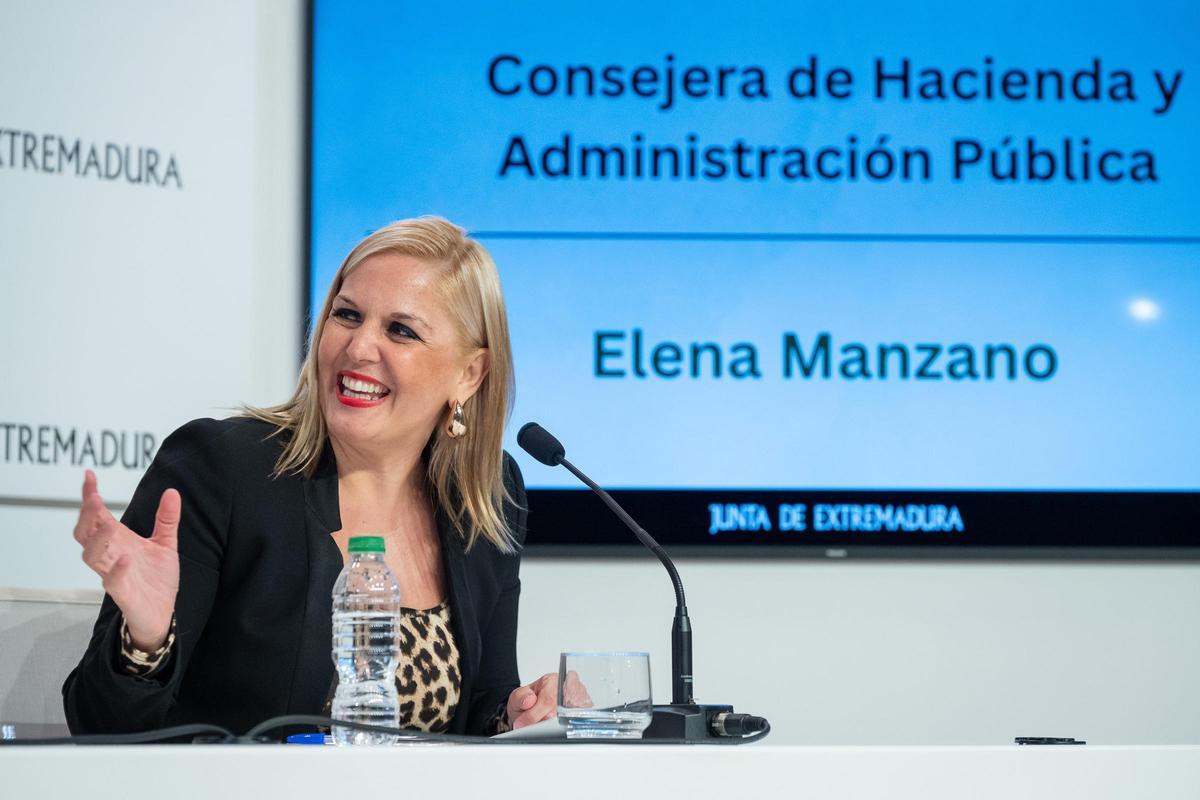 La consejera de Hacienda y Administración Pública, Elena Manzano, en rueda de prensa