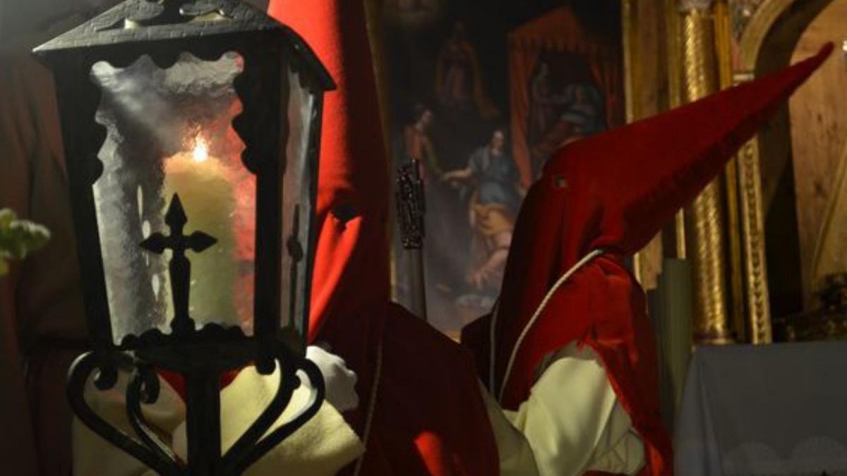 Dos cofrades del Silencio en la ceremonia del juramento del pasado año. | E. P.