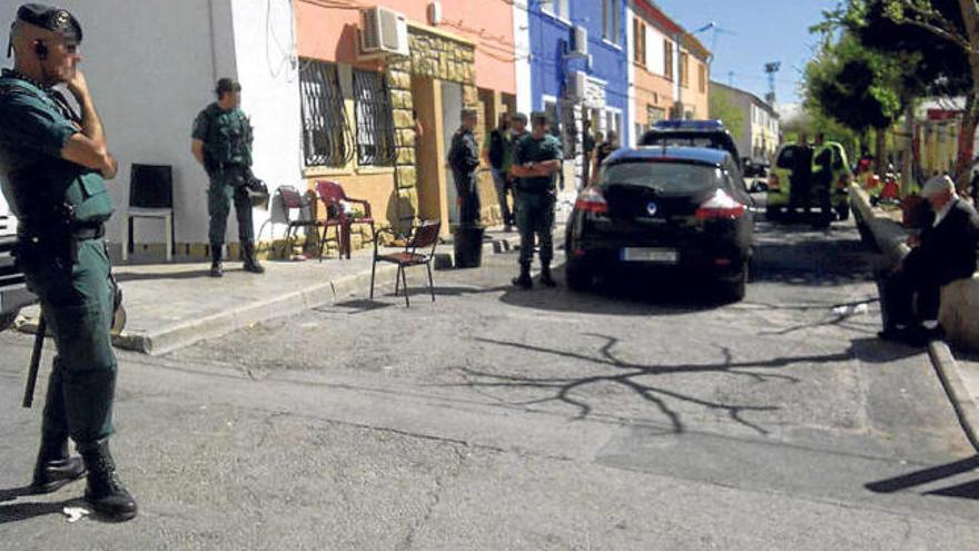 La operación antidroga desplegada por la Guardia Civil de Villena se centró en dos casas.