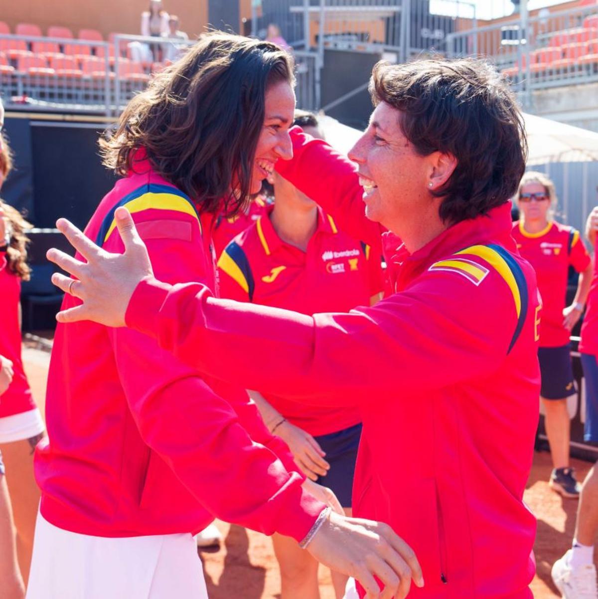 Sara Sorribes y Carla Suárez celebran la clasificación de España para las Finales.