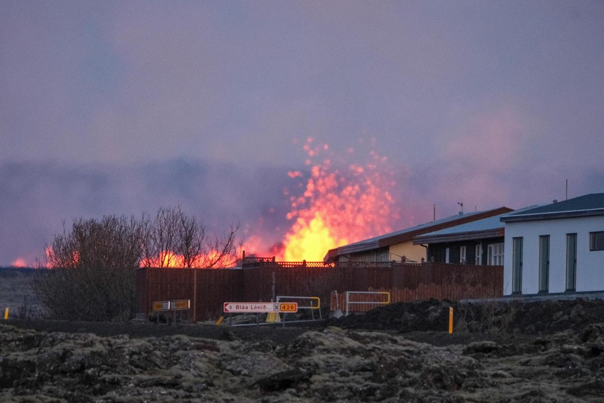 Islandia lucha por contener la lava del volcán en Grindavik