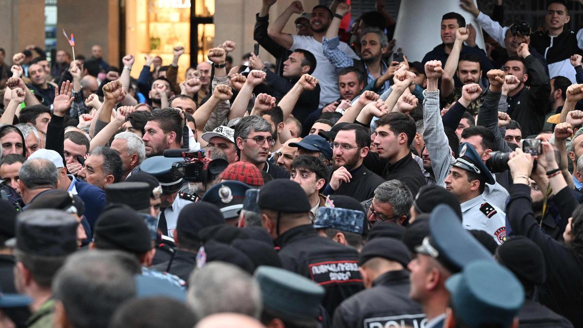 Armenios protestan contra la transferencia de tierras al vecino Azerbaiyán, en Ereván, el 15 de mayo de 2024.