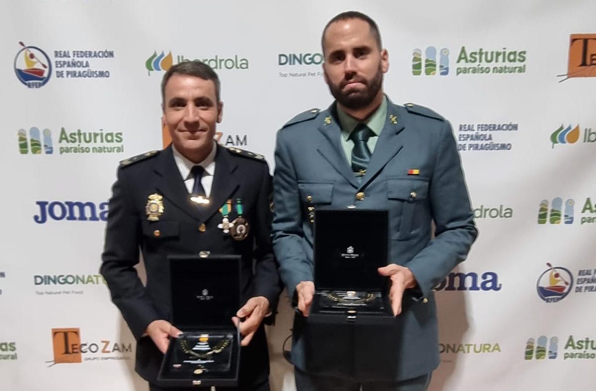 Tono Campos y Diego Romero, uniformados, el pasado sábado en Gijón con el galardón obtenido.