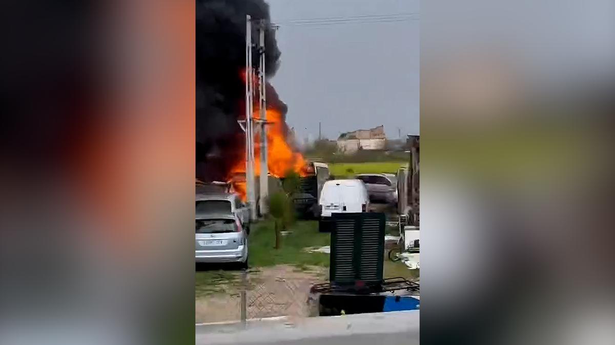 VÍDEO | El fuego destruye una autocaravana en un poblado chabolista de Palma
