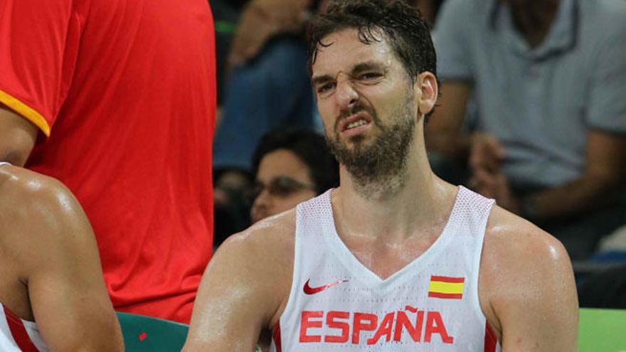 Gasol, con gesto disgustado en el banquillo en el partido ante Francia.