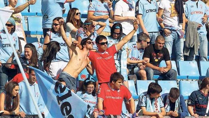 Aficionados del Celta, durante un partido en el estadio de Balaídos. // Ricardo Grobas