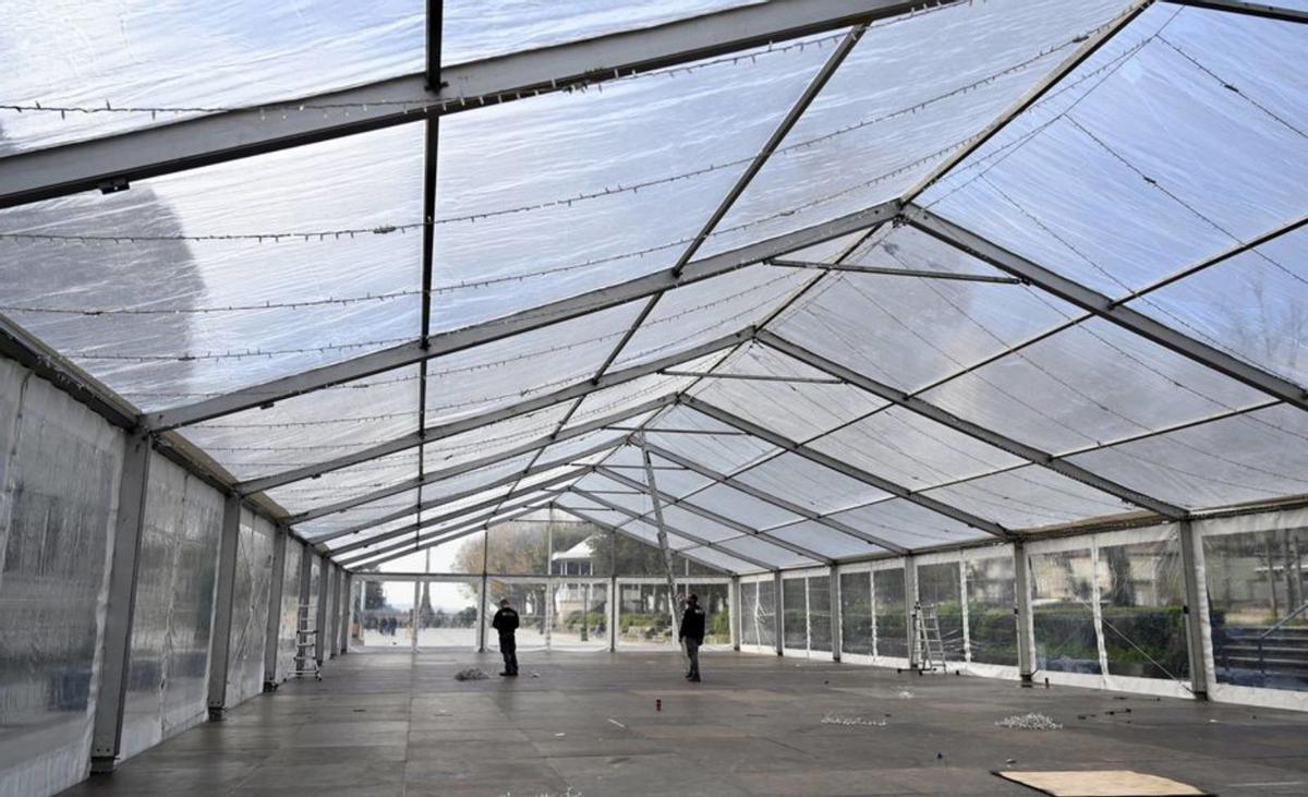 Construcción de la pista de hielo en Montero Ríos. |  Rafa Vázquez