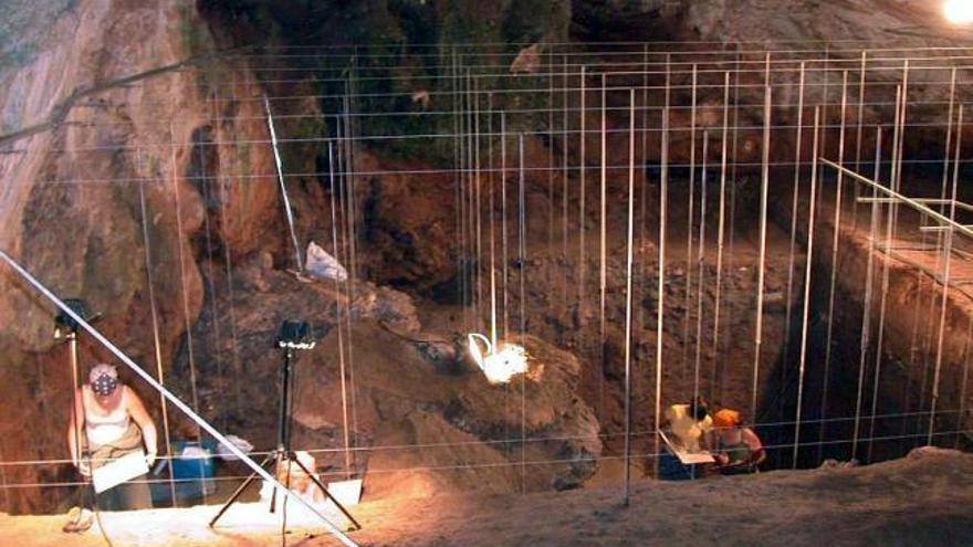 El interior de la cueva de Nerja, en donde actualmente se están realizando trabajos que pueda aportar información fundamental al conocimiento prehistórico, ya que fue uno de los últimos puntos del sur de Europa en el que se refugiaron los neandertales por lo que los investigadores consideran que esta gruta esconde la clave de la desaparición de dicha especie.