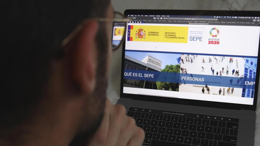 Un home mirant la pàgina web del Servei Estatal Públic d&#039;Ocupació