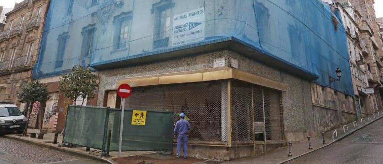 Los obreros comenzaron los trabajos de vaciado del edificio, cubierto con una malla azul