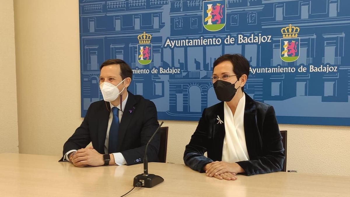 Antonio Cavacasillas y María José Solana, este martes en el Ayuntamiento de Badajoz.