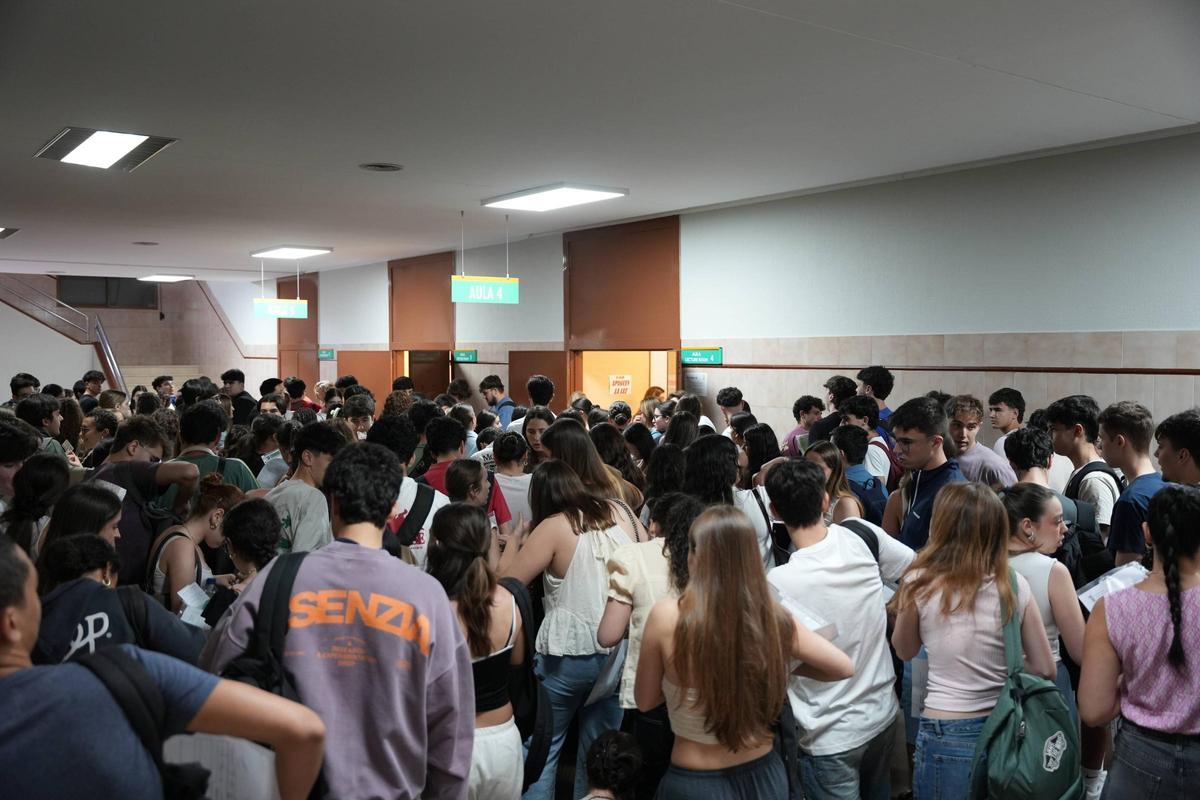 Alumnos a las puertas de las aulas donde se realizan los exámenes.