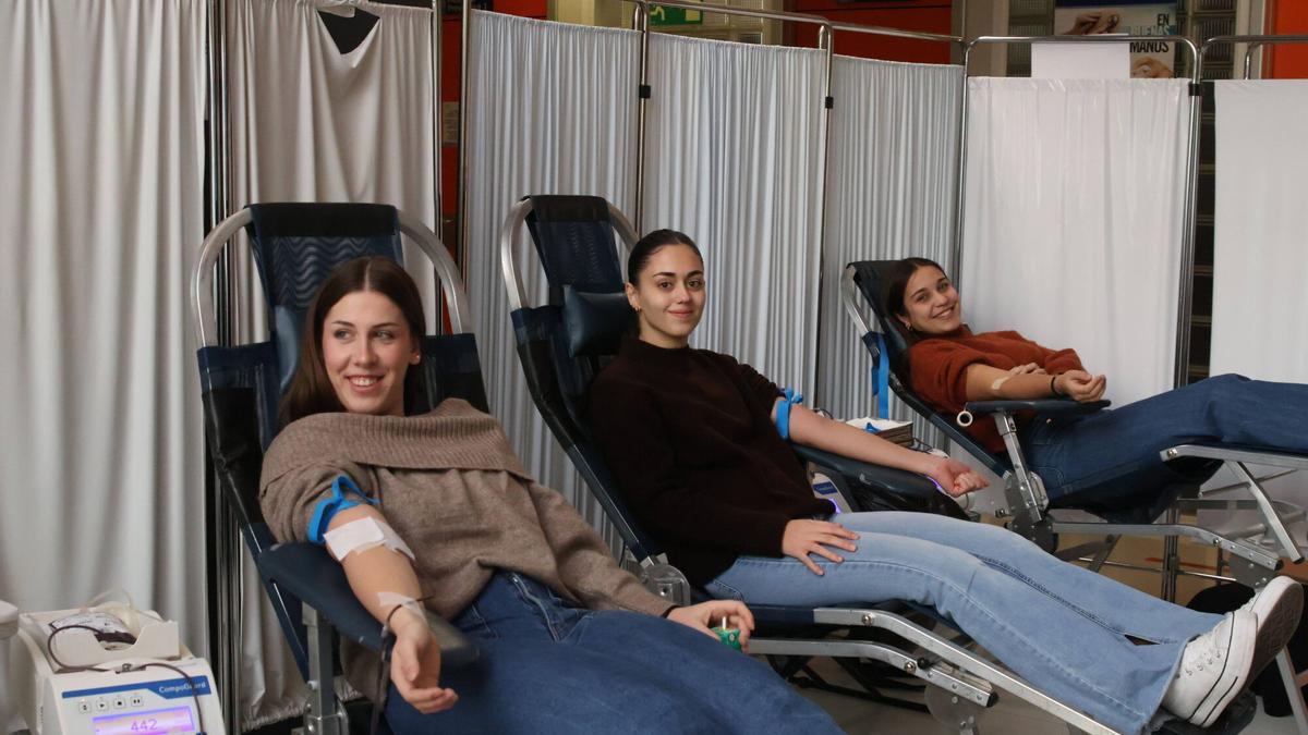 Tres jóvenes donan sangre en Zamora.
