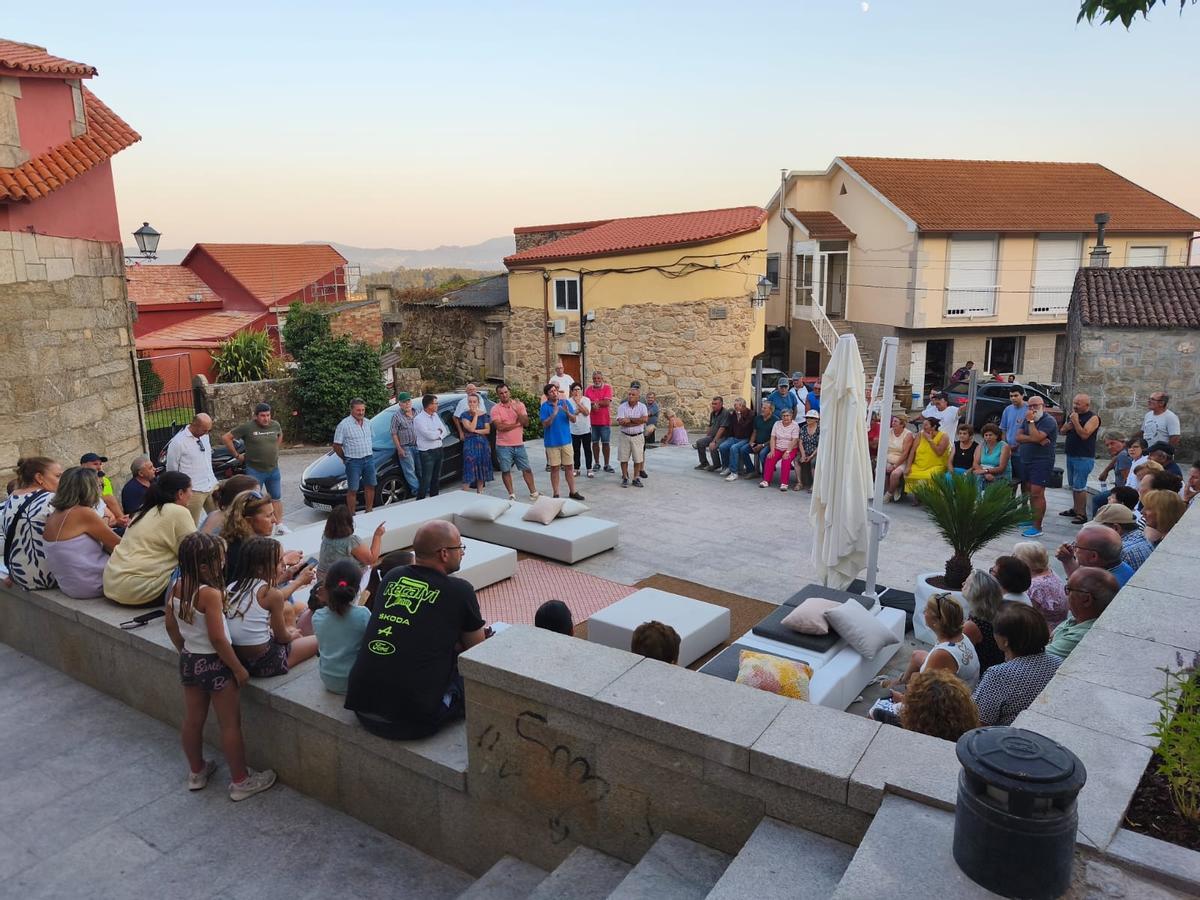 Los vecinos en la plaza utilizada por un particular para uso privado de su negocio.