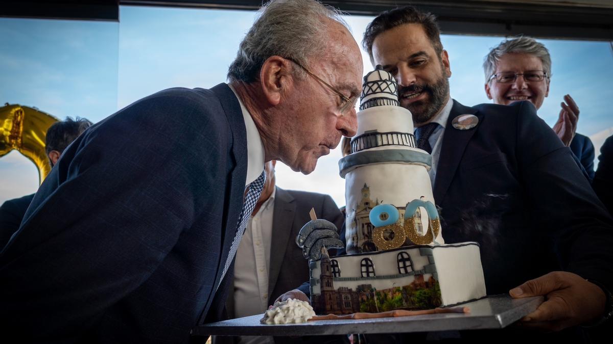 El alcalde de Málaga sopla las velas por su 80 cumpleaños.