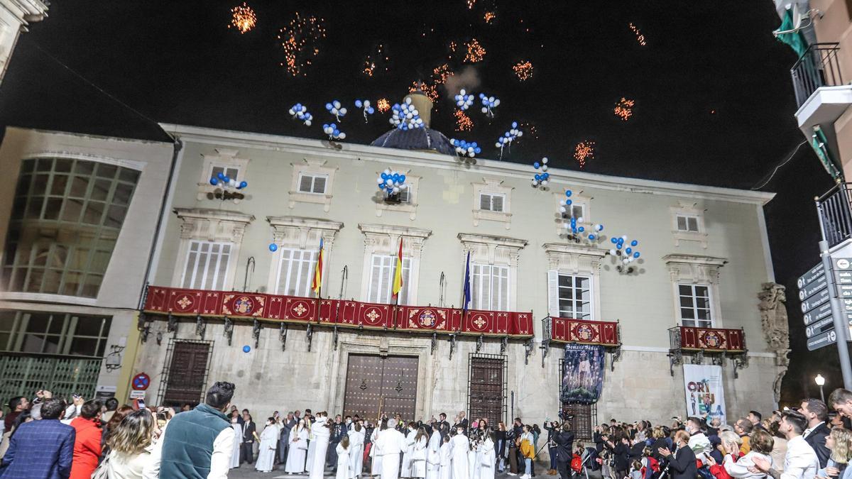 Fuegos artificiales al terminar la procesión de la Hermandad de la Resurrección
