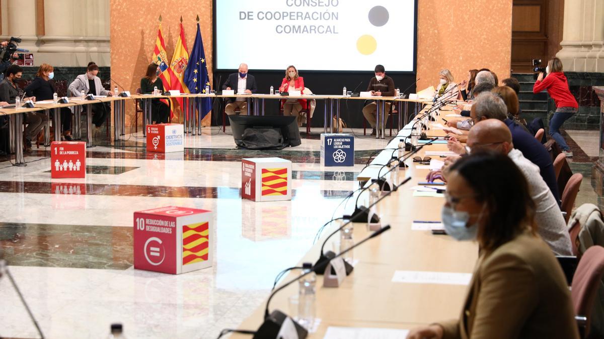 Mayte Pérez preside la reunión del Consejo de Cooperación Comarcal.