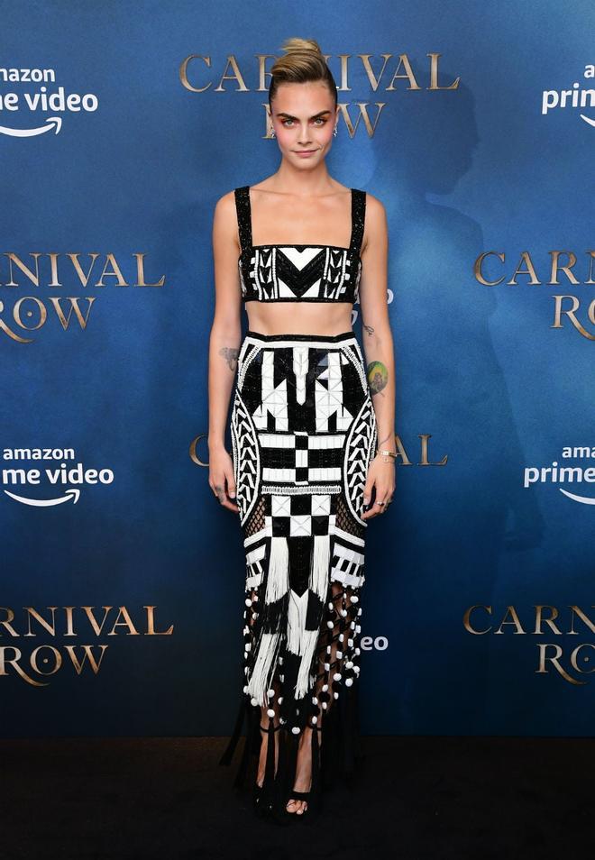 Cara Delevingne con conjunto en blanco y negro de Balmain