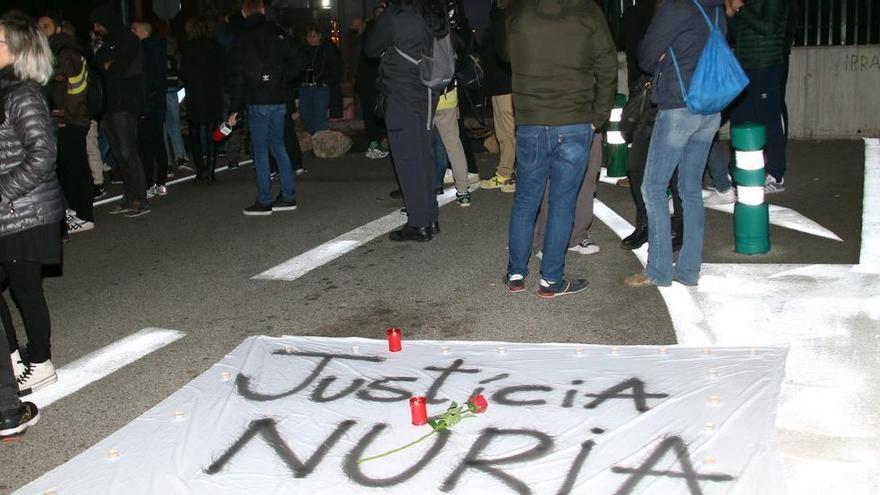 Pancarta en recuerdo de la cocinera que murió acuchillada en la cárcel, en los accesos a la prisión de Mas d'Enric.