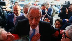 El presidente de Portugal, Marcelo Rebelo de Sousa, saluda a ciudadanos en una visita a las Azores, en marzo de 2022