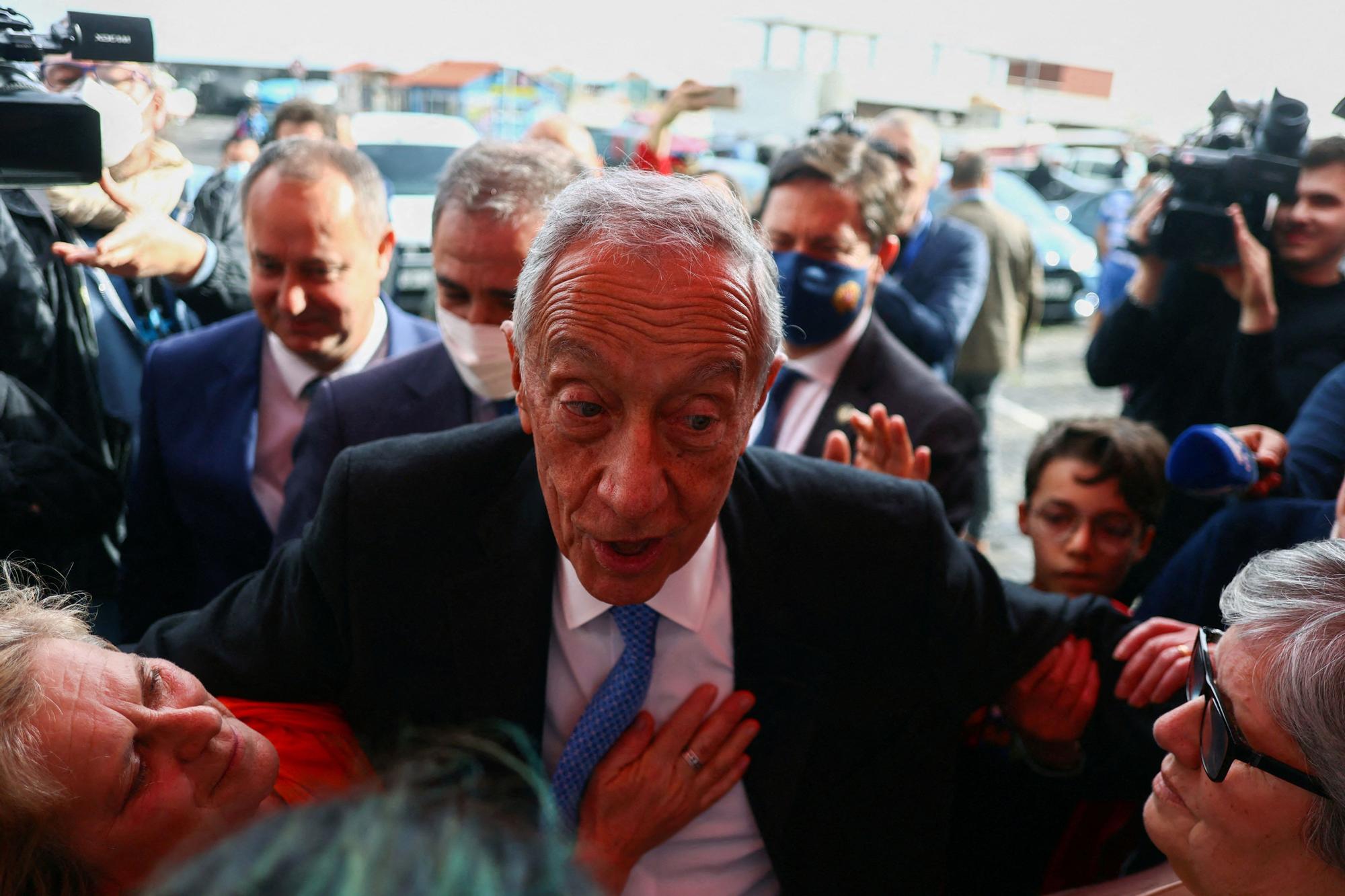 El presidente de Portugal, Marcelo Rebelo de Sousa, saluda a ciudadanos en una visita a las Azores, en marzo de 2022