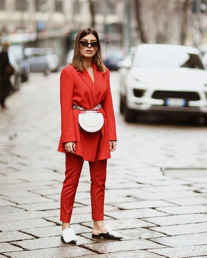 Dulceida con riñonera blanca y traje rojo en el &#039;street style&#039; de Milán
