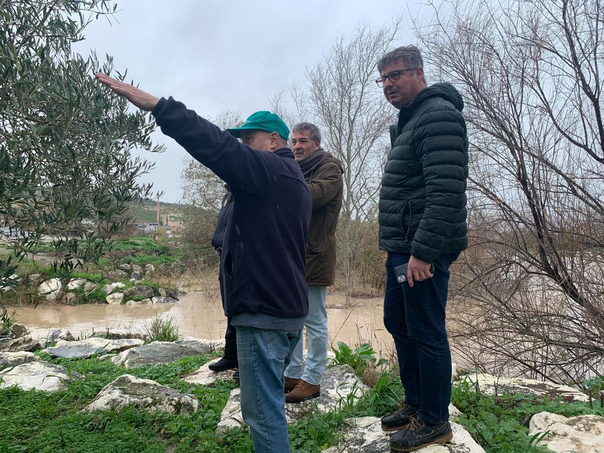 El alcalde de Puente Genil comprueba la situación del río con los vecinos.