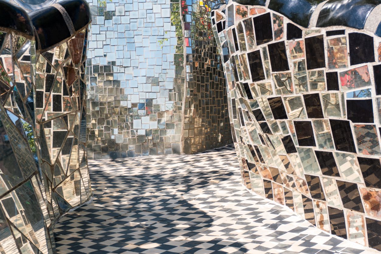 Además de las esculturas de Niki de Saint Phalle, en el jardín hay obras de otros artistas