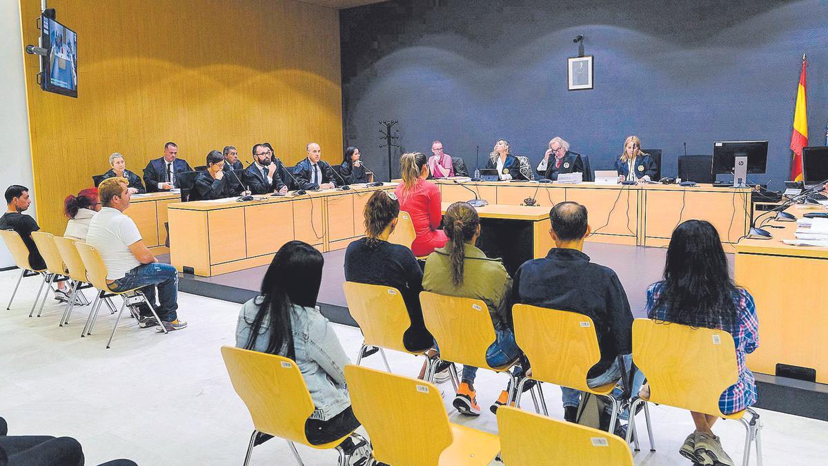 Los 11 acusados de narcotráfico en la primera sesión del juicio ante la Sección Sexta de la Audiencia de Las Palmas.