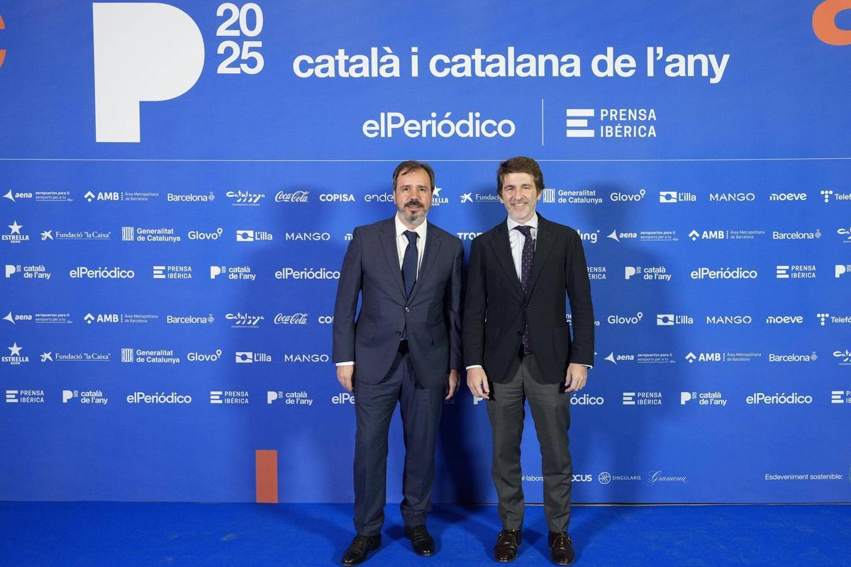 Barcelona 24/11/2025 Català i catalana de l’any 2025 En la foto, de izda a dcha: Marc Gómez, director corporativo de Fundació La Caixa ; Sergi Guillot, director general de Prensa Ibérica Fotografía de Ferran Nadeu