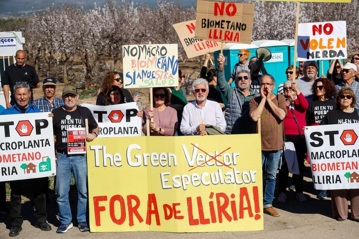 Protesta vecinal frente a la ubicación donde irá la planta, en la que ya se están talando los almendros en flor.