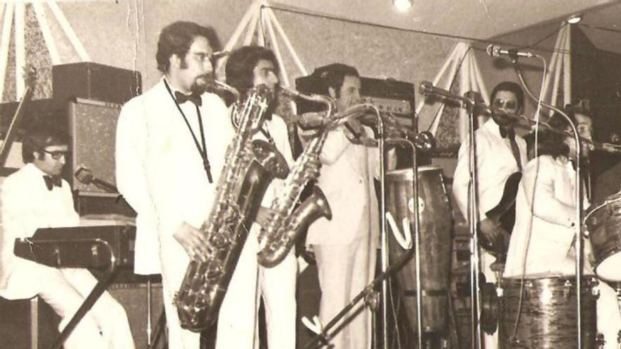 Elías Alonso, segundo por la izquierda, en una actuación de la orquesta «Experiencia» a mediados de los años setenta.