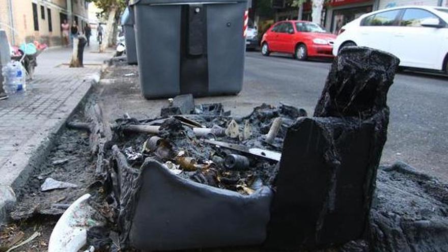 Los bomberos vuelven a intervenir de madrugada por la quema de un contenedor