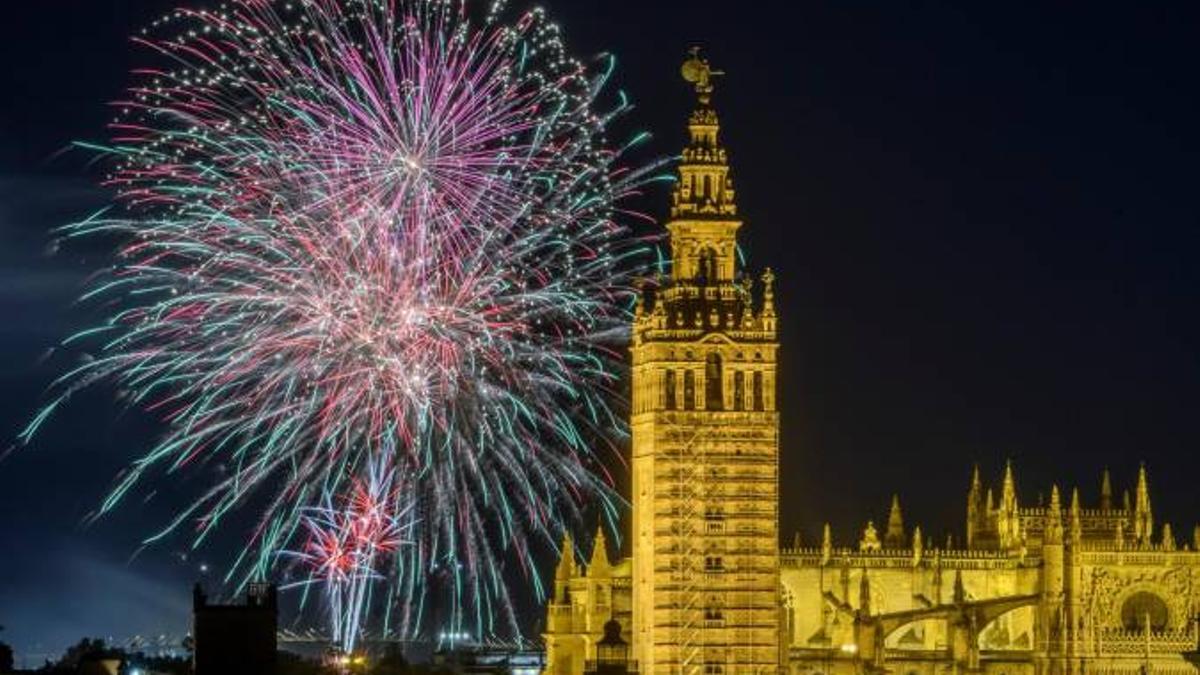 La Catedral de Sevilla se ilumina con el espectáculo de fuegos artificiales que cierra la Feria de Abril, esta media noche en la capital hispalense
