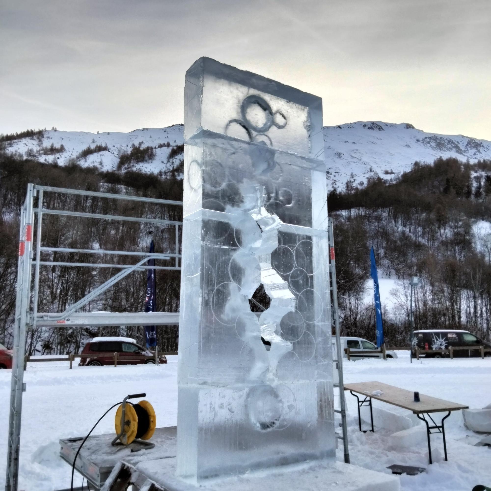 Premio al artista alicantino Enrique Jordá por una escultura en hielo