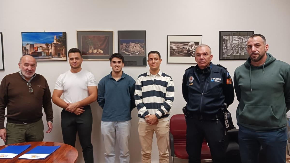 El alcalde recibe a los tres nuevos agentes de Calatayud.