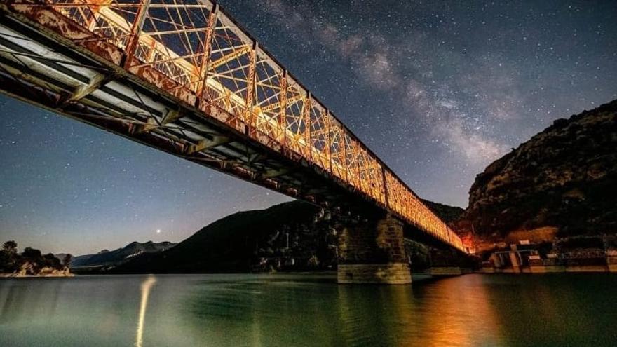 El puente de hierro del embalse de la Peña, en la Hoya de Huesca.